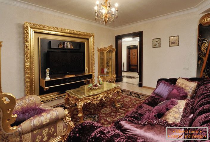 Стаята за гости в бароков стил с подходящо подбрани мебели.