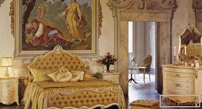 Спалня в бароков стил в златисти цветове. Стената в главата на леглото е украсена с огромна древна рисунка.
