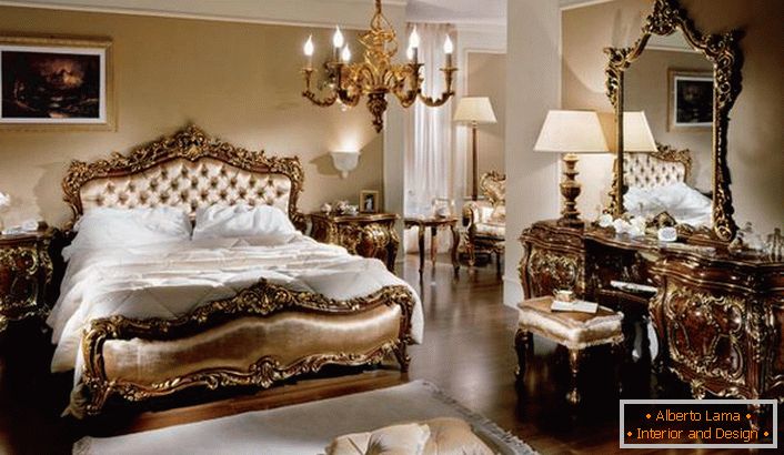 Луксозна семейна спалня в бароков стил в селска къща. Характерна особеност на всяко обзавеждане в стаята е неговата лекота и тържественост.