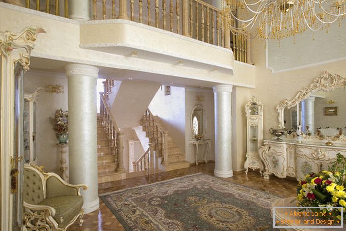 Стая за гости в бароков стил. Интериорът е интересен с колони и балкон на втория етаж.