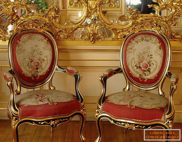 Отпечатана мазилка със златен цвят върху огледалото и столове с червена мека тапицерия - ярки представители от бароков стил.