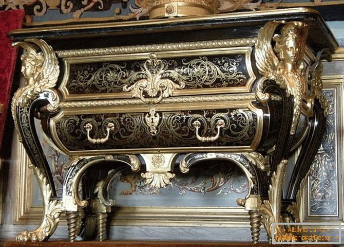 Изящна холна маса със златни елементи. Мебели в къщата на един проспериращ французин. 