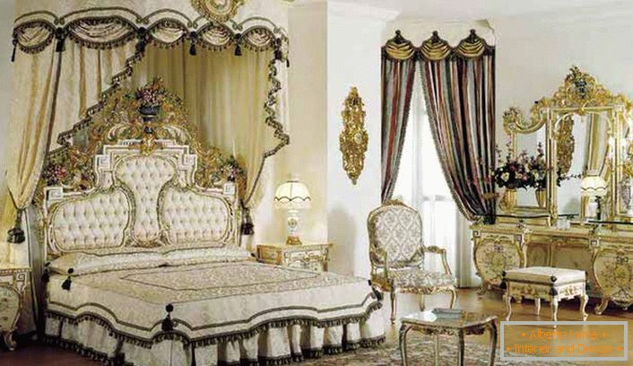В центъра на композицията има легло с 4 колони. Съгласно стила на барока в стаята има масивна тоалетка със златно покритие.