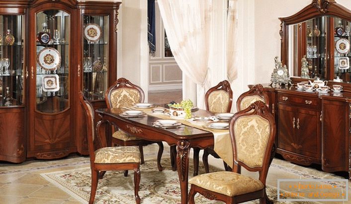 Класическа мебел за барокова стая за гости. Интересно е комбинацията от тъмно дърво и светло бежово покритие.
