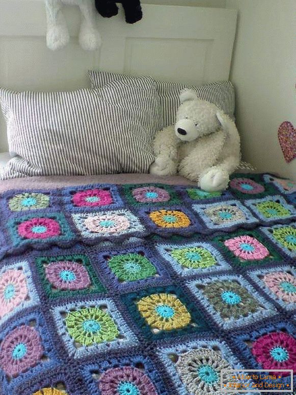 Плетена покривка за легло в детска стая в стила на пачуърк