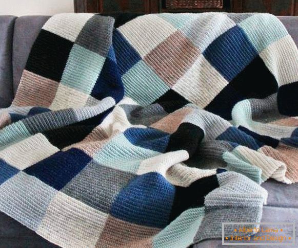 Красива плетена каша на дивана с ръцете си
