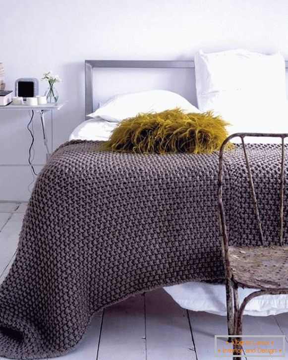Плетена каша на леглото със собствените си ръце в модерен цвят