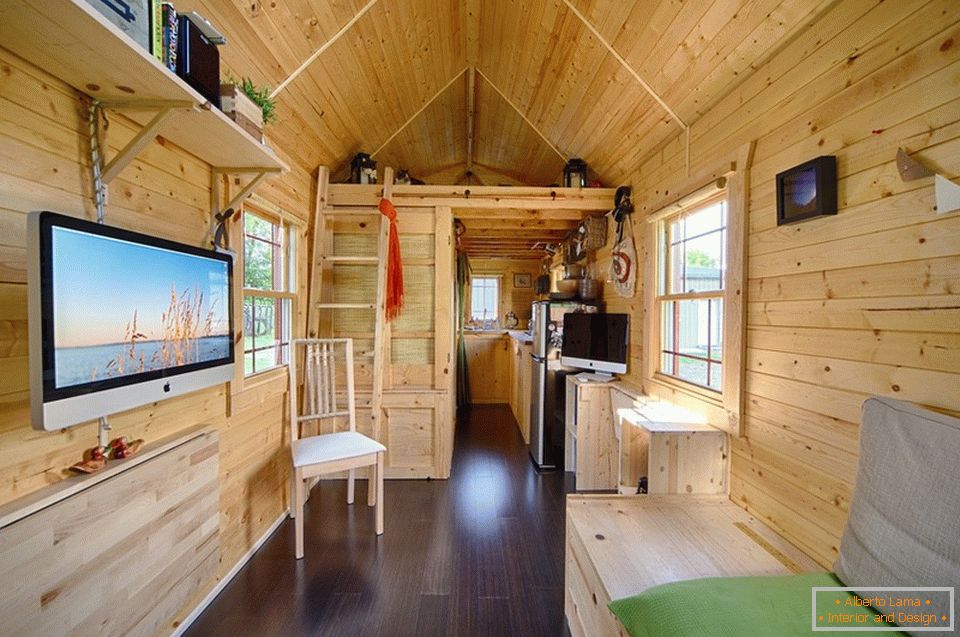 Интериор на малка дървена къща