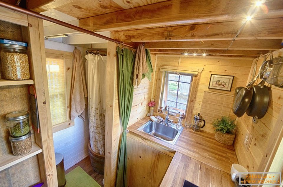 Кухнята на малка дървена къща