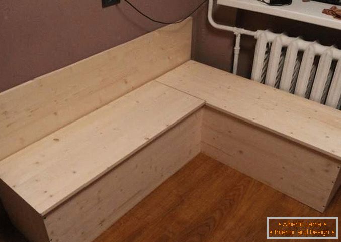 Ъглов диван в кухнята със собствените си ръце изработени от дърво с кутии за съхранение