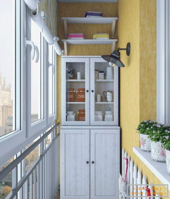 Стар шведска маса като гардероб на балкона - интериорна снимка