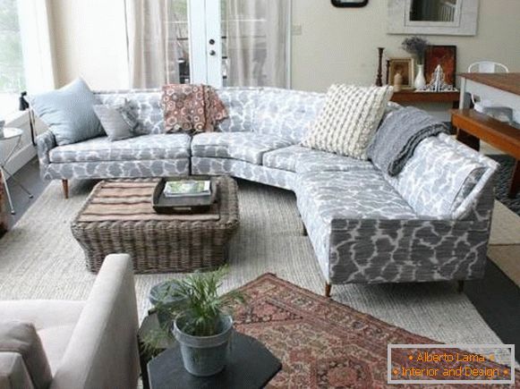 Компактен ъглов диван в дизайна на хола