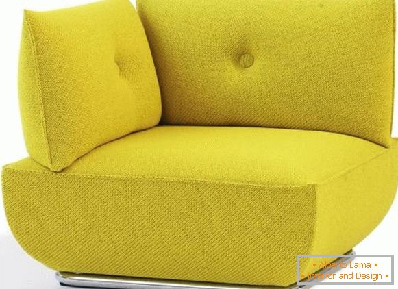 Жълт кресло в модерен стил