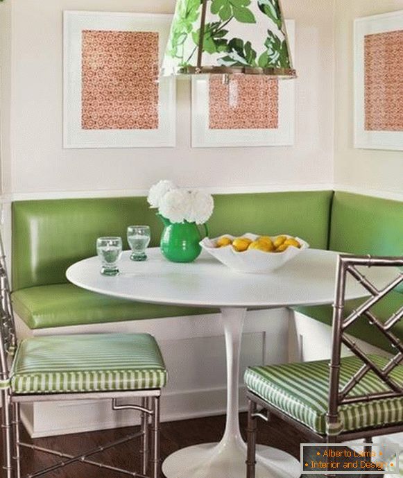 малък зелен ъглов диван в кухнята