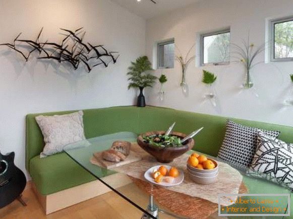 удобен зелен ъглов диван в кухнята