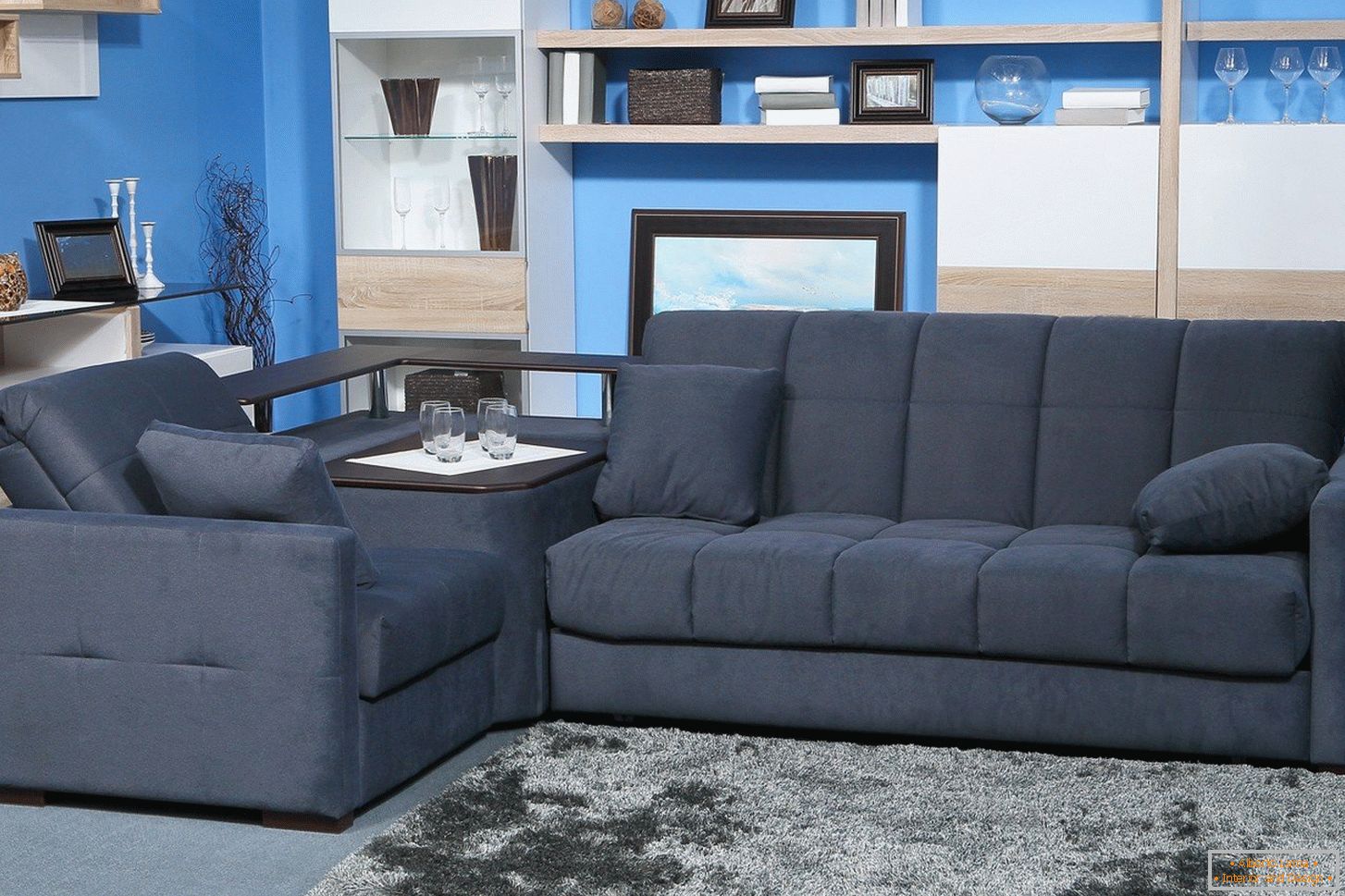 Сив диван в синята стая