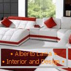 Червен и бял диван в интериора