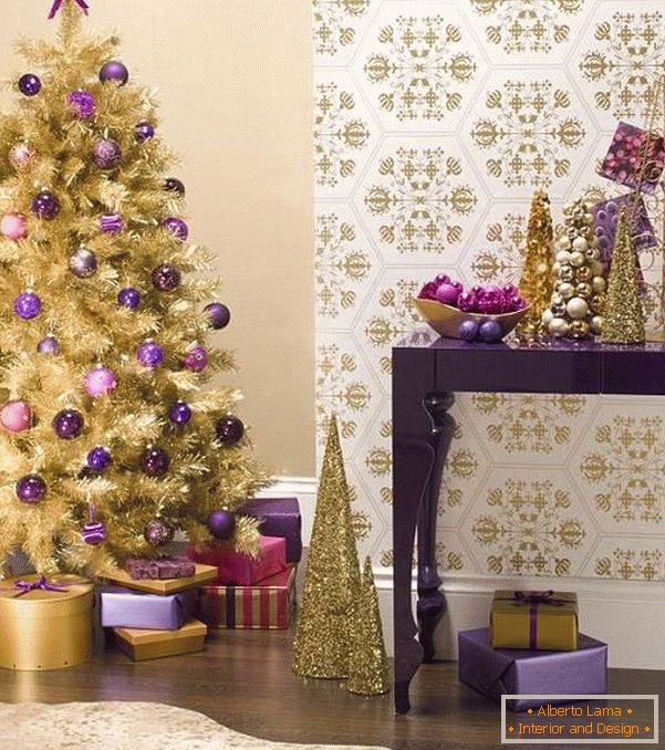 Коледни украси в златни и виолетови нюанси