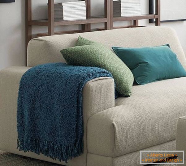 Декорация на дивана със светли възглавници