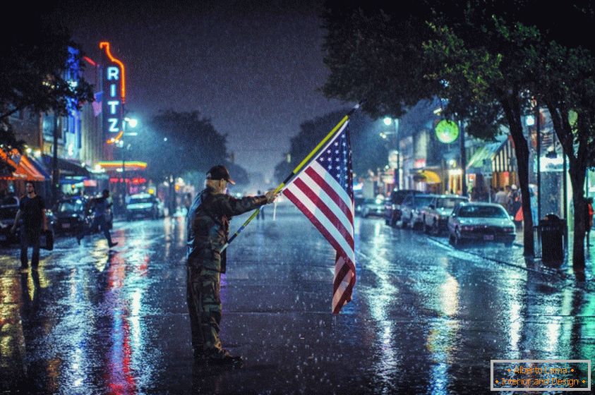 Американски патриот с флаг на открито в дъжда