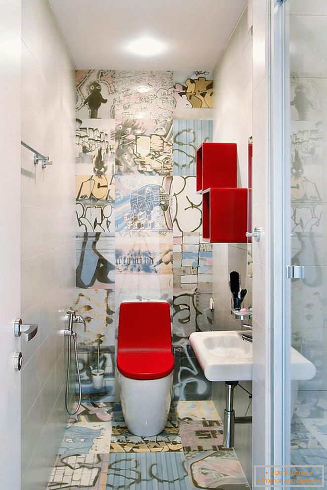 Тоалетна с ярък червен капак в екстравагантно декорирана тоалетна