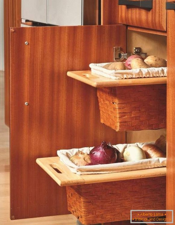 Прибиращи се кошници за съхранение на зеленчуци в кухнята