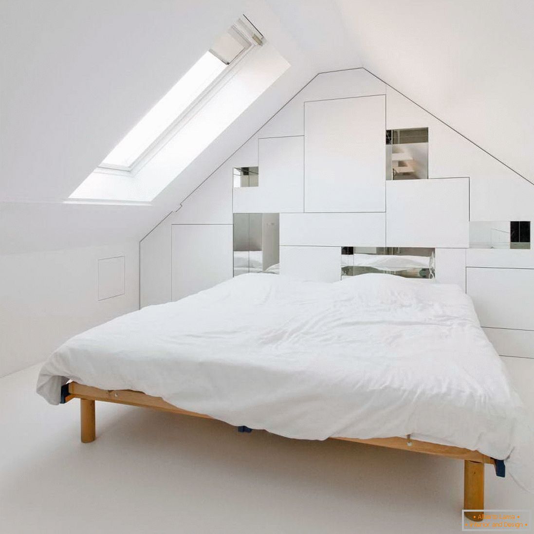 Спалня в бяло на тавана