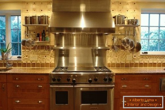 Окачени рафтове и аксесоари за парапети в кухнята - снимка