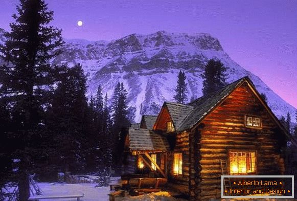 дървена къща с изглед върху планини