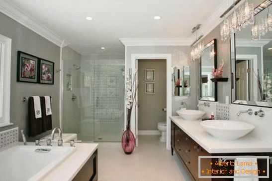 Стилна баня в частна къща, снимка