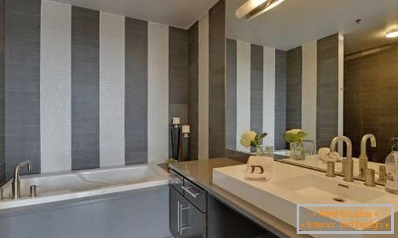 Модерен дизайн на банята в таванско помещение - снимка в интериора
