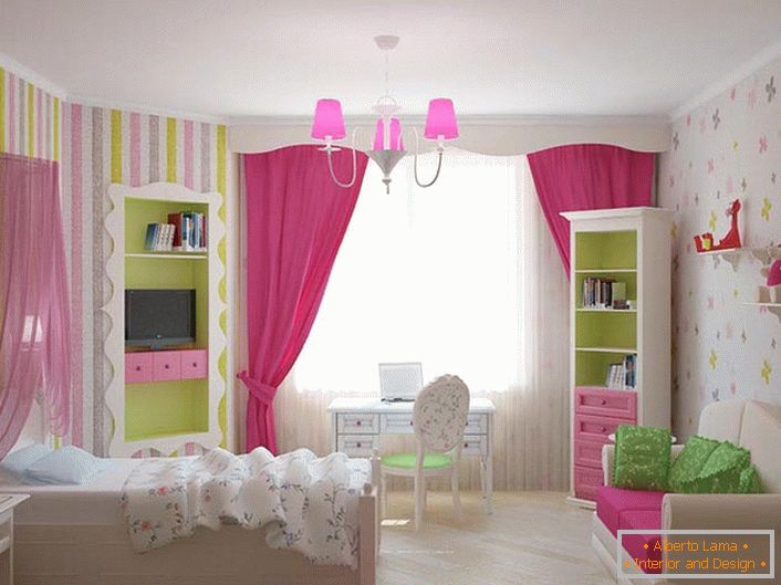 Стаята на младата принцеса е декорирана в класически модни цветове. Акцентите на ярко розово правят интериора ярък и колоритен. 