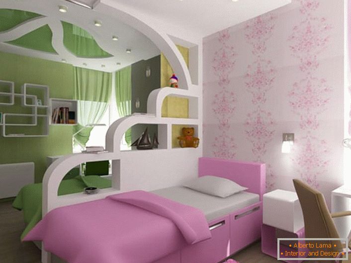 Детската стая за брат и сестра е разделена на две зони с помощта на декоративна стена, изработена от гипсокартон. 