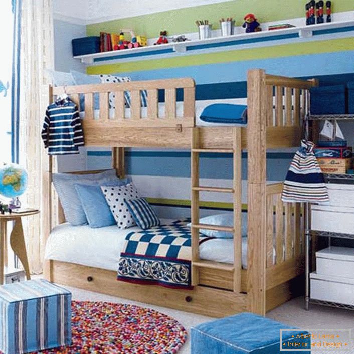 Малка детска стая за момчета е декорирана в скандинавски стил.