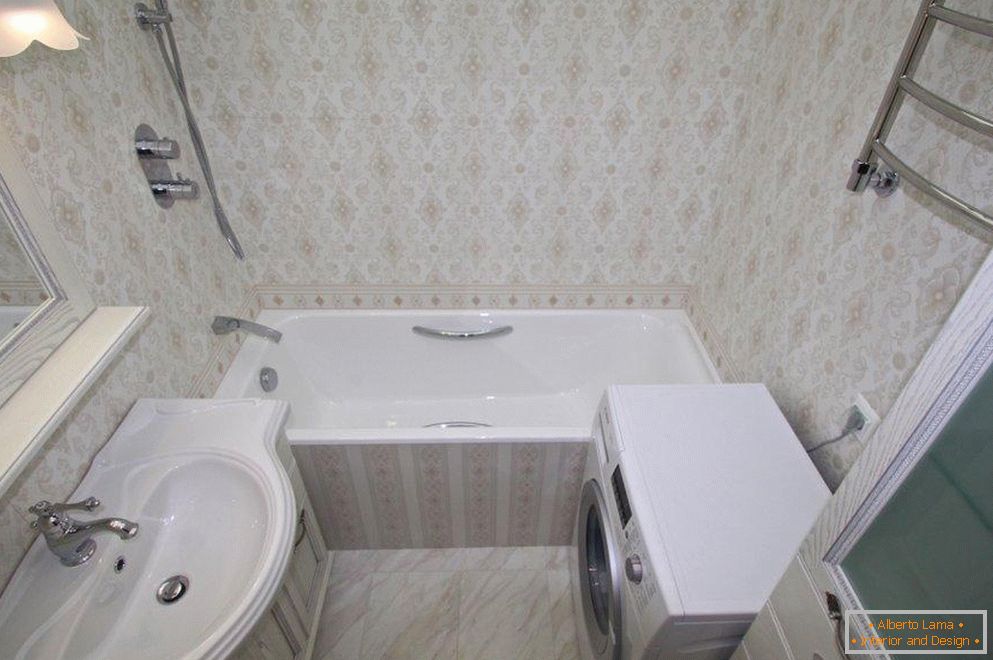 Банята е в двустаен апартамент от серията p44t