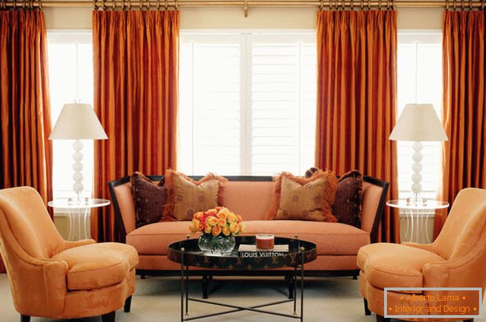 Пример за идеална комбинация от полупрозрачни римски завеси и тежки гоблени завеси под цвета на интериора на хола и мебелите.