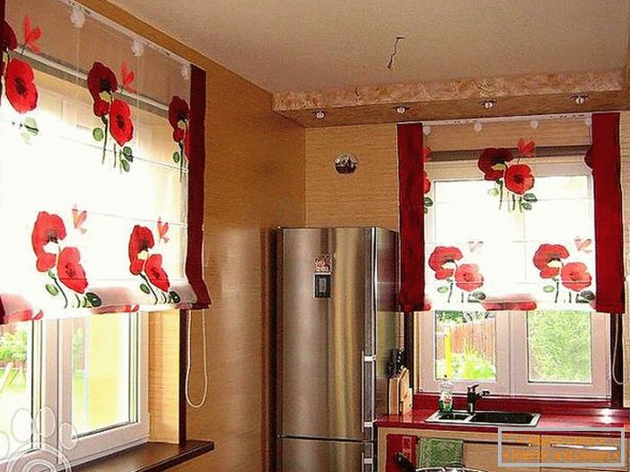 Весела кухня с прозрачни завеси с яркочервени цветя.