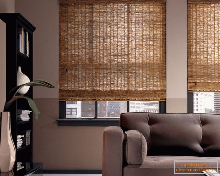 Повдигащи се завеси от бамбук - нестандартна версия на интериора на модерен просторен хол или офис.