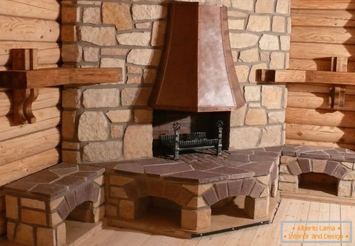 Истинска ъглова камина с комин в скандинавски стил. С лице към портала с естествен камък ще позволи дълго време да се запази топлината в дървената къща къща дърва.