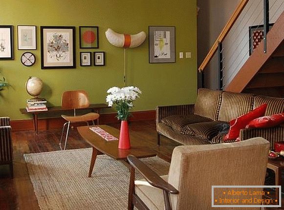 Зелени тапети и кафяви мебели в интериора