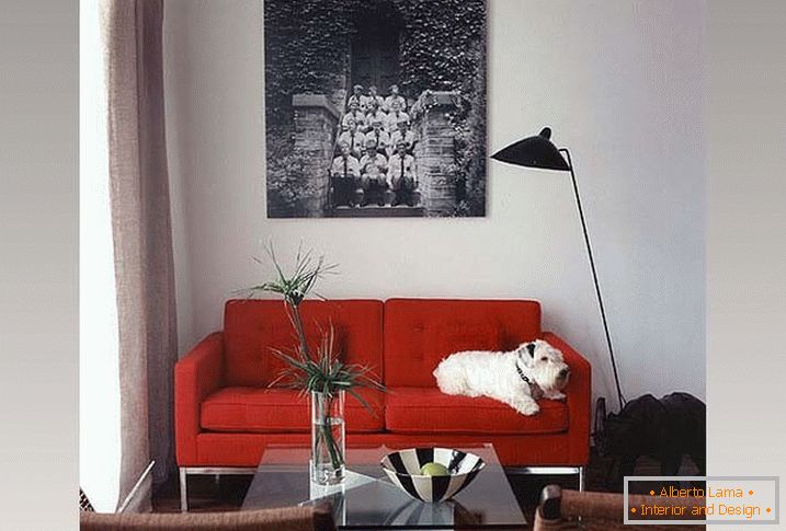Строг червен диван и плетени столове в хола