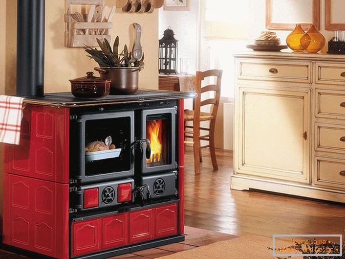 Камината в червени и черни цветове е декорация на кухнята в стила на Прованс.