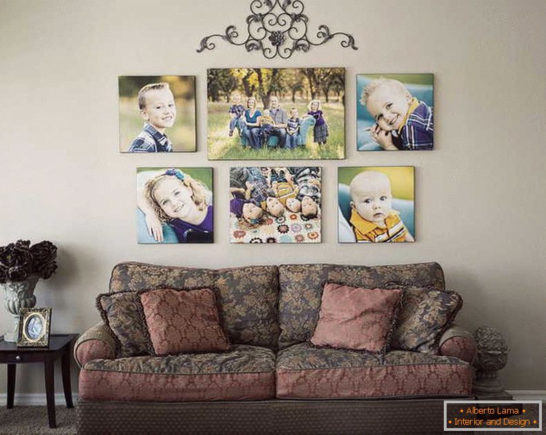 Семейни снимки на стене в интерьере