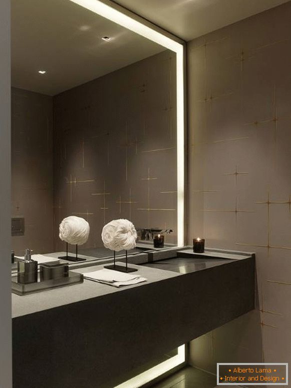 Голямо огледало с рафт за баня със светлина