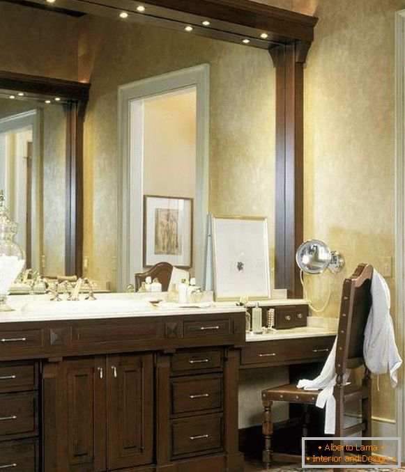 Вградено осветление над огледалото в банята