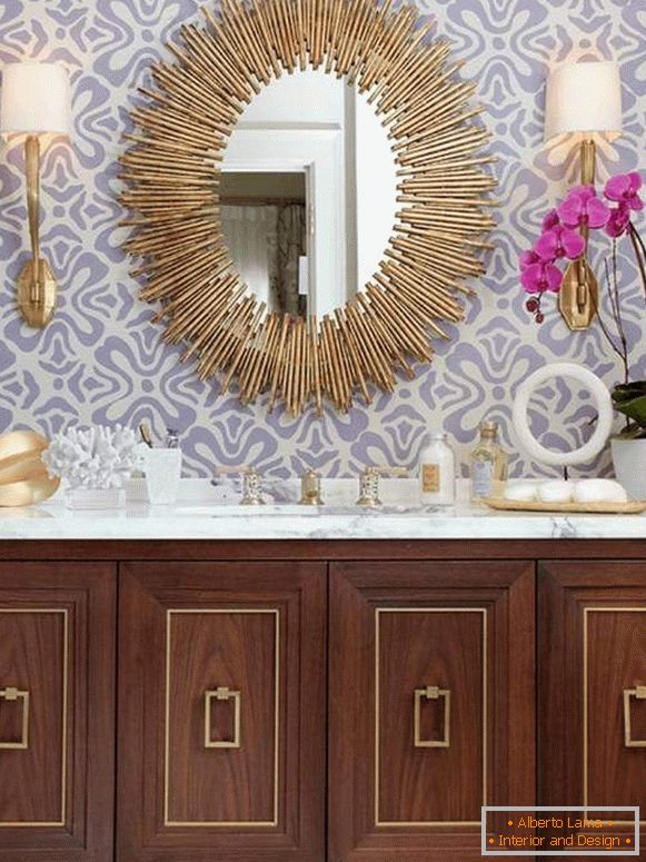 Красиво огледало в банята снимка