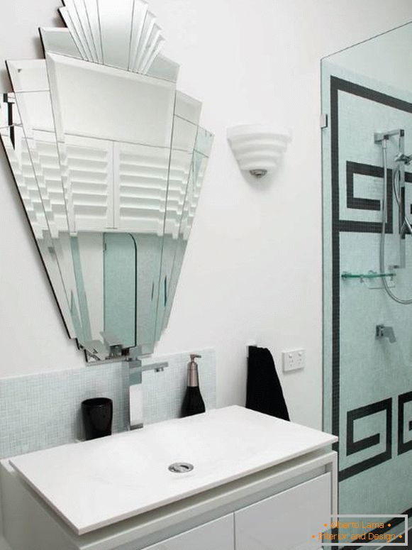 Необичайно огледало без джанта за банята
