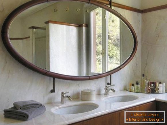 Голямо овално огледало в банята
