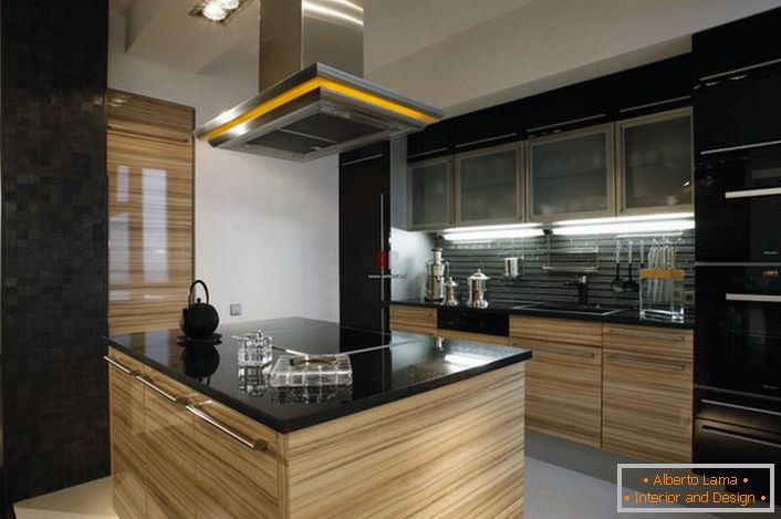 Кухните в стила на минимализма са привлекателни с правилното планиране. Отличителна черта на стила е поставянето на работната повърхност на кухнята в центъра на стаята.
