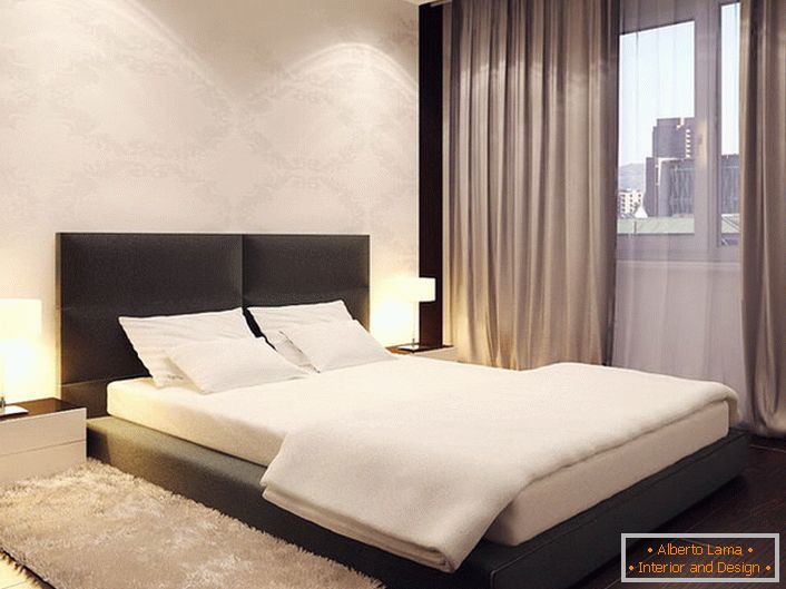 Леглото в минималистичен стил наподобява нисък подиум. Високата мека табла прави дизайна по-мек и по-гладък.